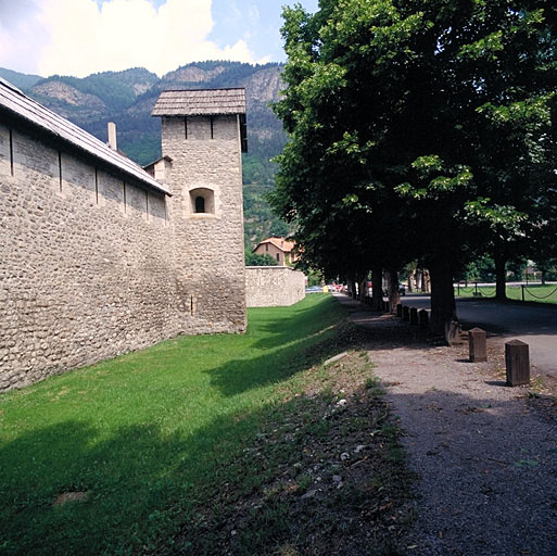 La tour Clarian (flanc droit) et courtine adjacente. Au fond, réduit de la porte de Savoie.