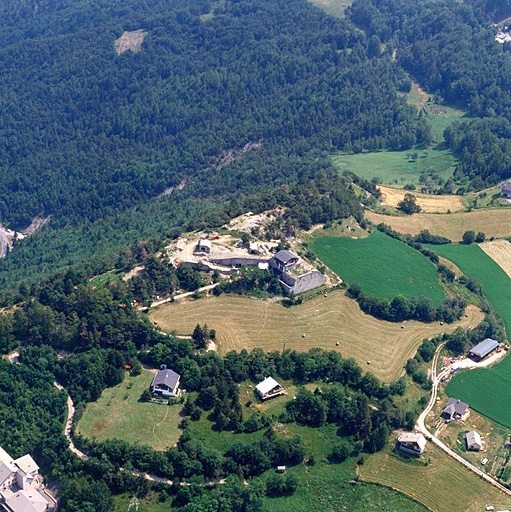 Redoute du Chaudon. ; Vue aérienne d'ensemble prise de l'ouest.