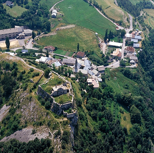 Le fort pris du nord-nord-est. Derrière, à gauche, la caserne Courtigis.