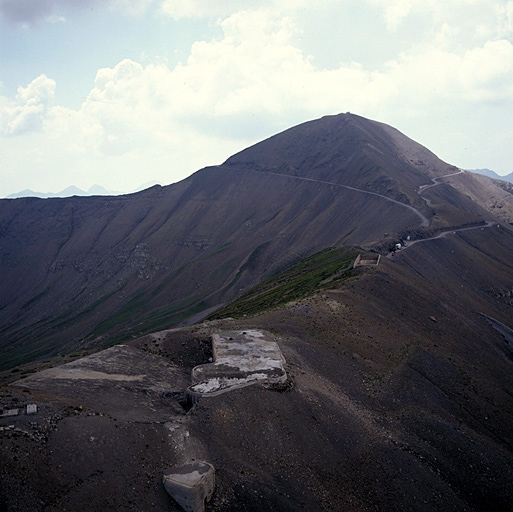 Les dessus de l'ouvrage. Au fond, la cime de la Bonnette. Vue aérienne prise du nord-est.