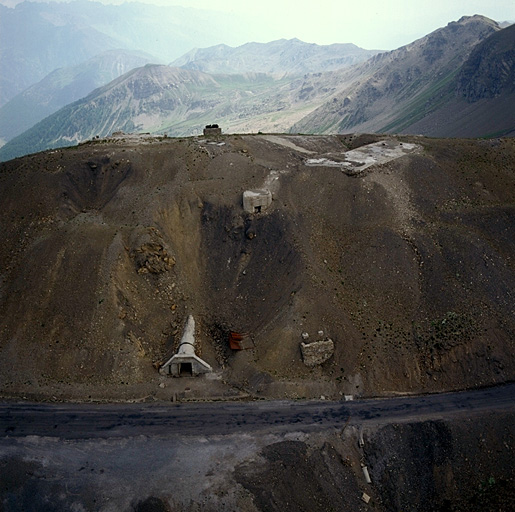 L'arrière de l'ouvrage. En bas, le long de la route, entrée provisoire de l'ouvrage. Au-dessus, le bloc 8 (cheminée) et à droite, le bloc 6. Vue aérienne prise de l'ouest.