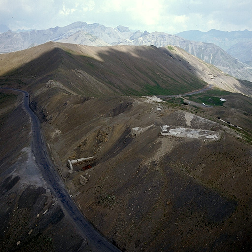 Ensemble des dessus. Vue aérienne prise du sud. ; Jausiers. Ouvrage de Restefond.