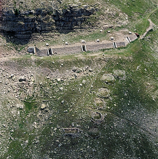 Abris alpins de la Moutière. ; Vue aérienne prise de l'ouest.