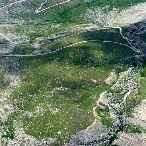 Vestiges d'une zone de bivouac en bas du vallon de Restefond.