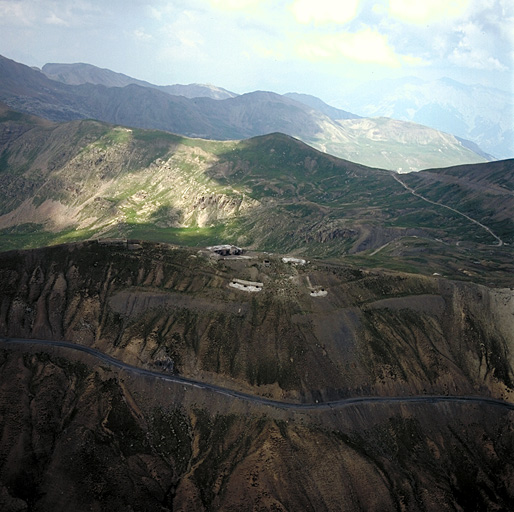 Ensemble de l'ouvrage vu de l'avant (est). Vue aérienne prise de l'est.