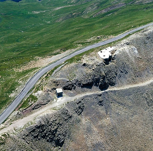 Vue aérienne prise du nord-est. A gauche, bloc 1 (entrée). A droite, bloc 2.