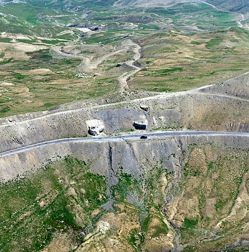 Vue aérienne prise du sud-ouest sur l'arrière de l'ouvrage. De gauche à droite : bloc 1, bloc 2 (entrées), bloc 4 (cheminée).