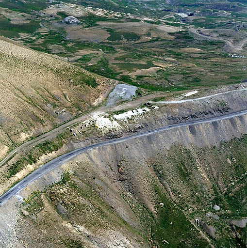 Vue aérienne. Vestiges des installations de chantier et dépôt de cuirassements non posés, à proximité de l'abri du col.