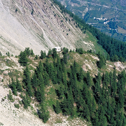 Vue aérienne prise du sud-est. Poste n° 4. Au fond, les hameaux d'Intra et la montée du col de Vars.