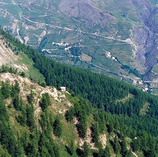 Vue aérienne prise du sud. Poste n° 3. Au fond, les hameaux d'Intra (à gauche) et du Melezen (à droite) et la montée du col de Vars.