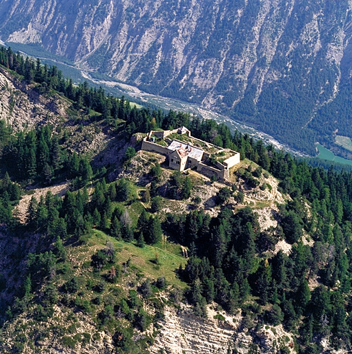 La Condamine-Châtelard. Fortin de Serre de Laut. ; Vue aérienne prise du sud, sur l'arrière.