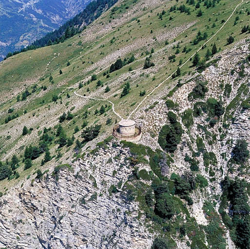 Signal de La Condamine. Poste n° 1 et sentier des postes. Vue aérienne prise du sud.