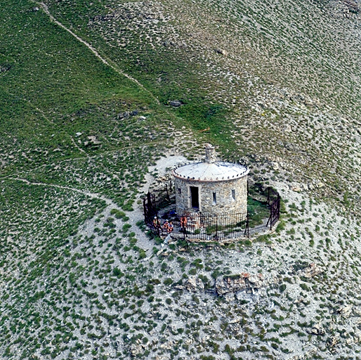 Signal de La Condamine. Poste n° 2. Vue aérienne rapprochée prise du sud.