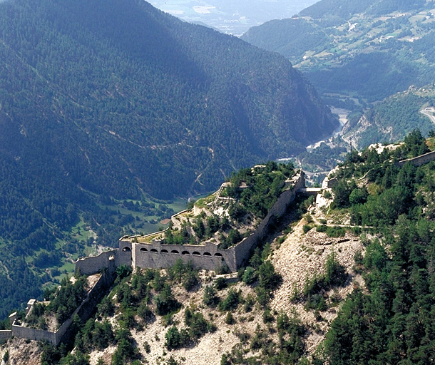 Vue aérienne prise du nord-nord-est. Le fort supérieur.