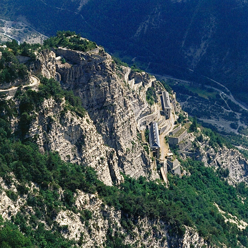 Vue aérienne prise de l'ouest. A gauche, fort supérieur. Plus bas à droite, le fort moyen.