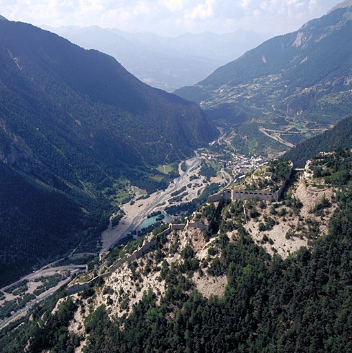 Vue aérienne prise du nord-nord-est. A droite, fort supérieur.