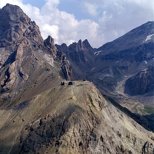 Vue aérienne prise du sud-ouest. A gauche, sommet de la Meyna. Au fond, le col de Portiola. A droite, pente de la tête de Sautron.