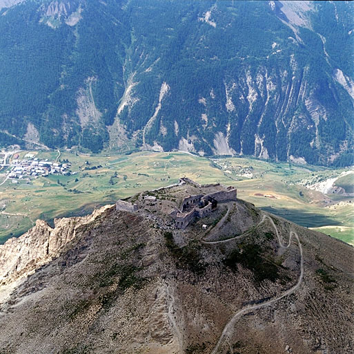 Vue aérienne prise du nord. En arrière, vallée de l'Ubayette.