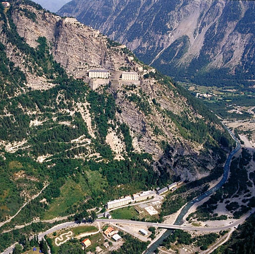 Vue aérienne rapprochée prise du sud.