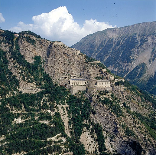 Vue aérienne prise du sud. Forts moyen et supérieur.