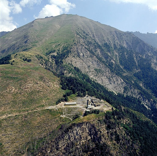 Vue aérienne prise du sud-ouest. Derrière, la Pointe de Cote Belle (Signal de la Condamine).