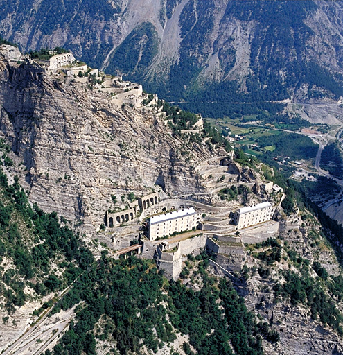 Vue aérienne prise du sud. Vue arrière du fort supérieur et du fort moyen.