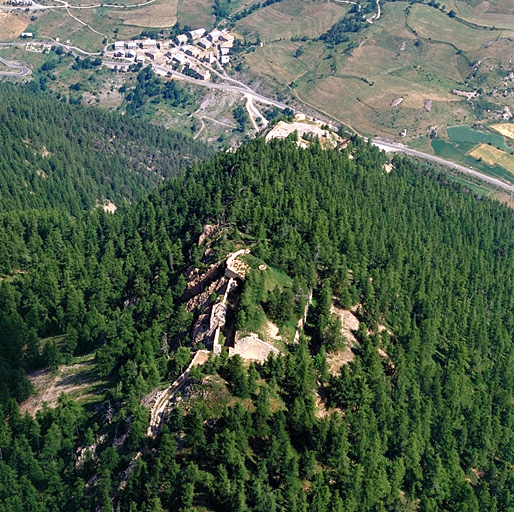 Vue aérienne prise du sud. Derrière et en contrebas, l'ouvrage de Roche la Croix et le village de Meyronnes.