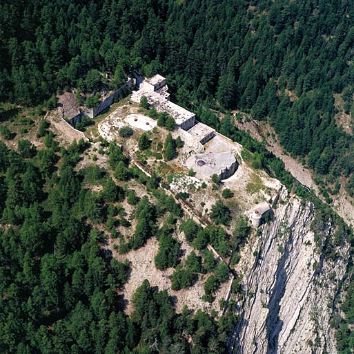 Vue aérienne prise de l'est-nord-est.