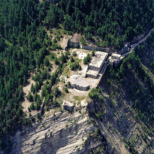 Vue aérienne prise du nord-nord-est. De bas en haut : bloc 6 (observatoire), bloc 5 (casemate et tourelle d'artillerie), bloc 4 (observatoire).