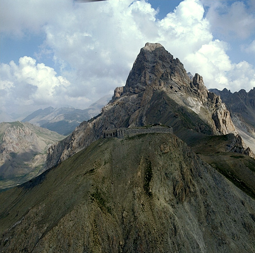 Vue aérienne prise du sud. Derrière, sommet de la Meyna.