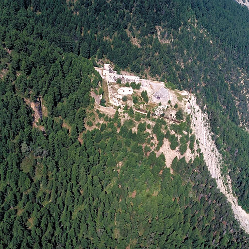 Vue aérienne prise du sud-est sur l'avant de l'ouvrage.