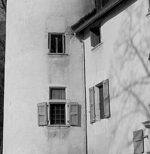 Château. La tour d'angle ouest, vue partielle.
