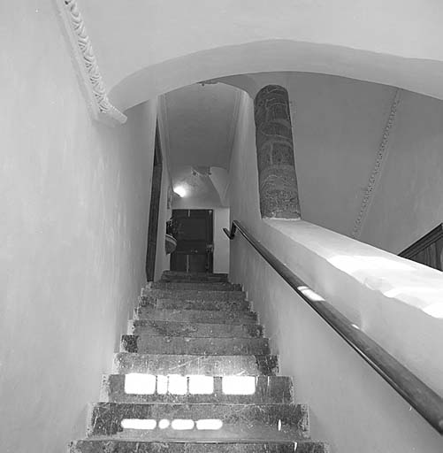 Château. L'escalier intérieur. Vue prise du rez-de-chaussée vers le premier étage.