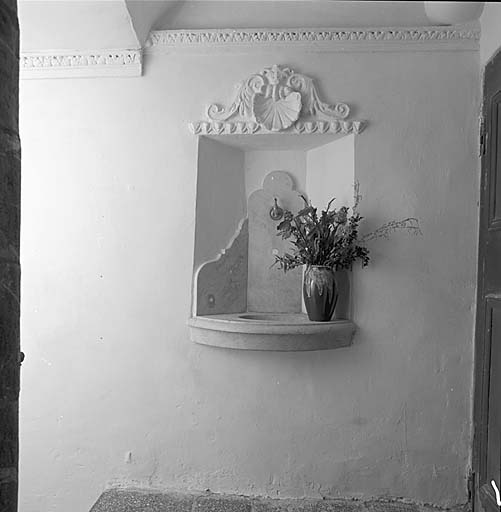 Château. L'escalier intérieur. Fontaine sur le palier du premier étage.