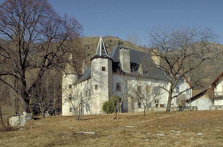 Le château, vue de volume prise du sud.