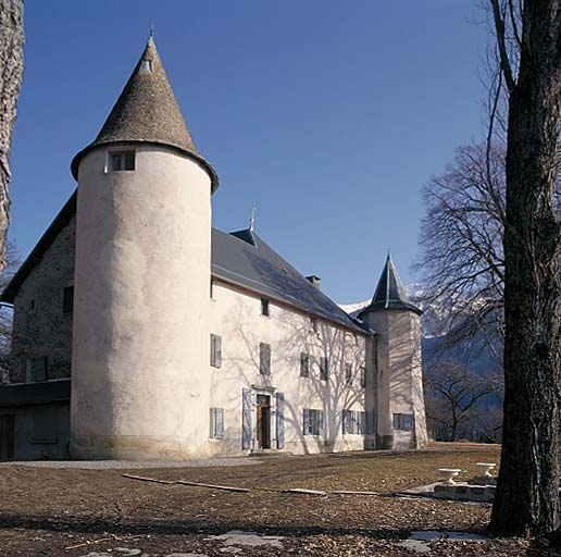 Château. Façade sud-ouest. Vue d'ensemble. Sur le linteau de la porte du logis d'allure XIXe est gravée l'inscription P 1359 B.