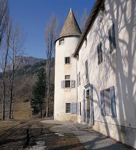 Château. La tour d'angle ouest, vue d'ensemble.
