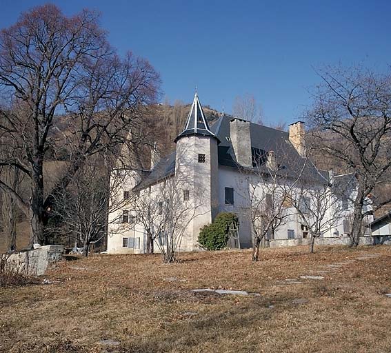 Le château, vue de volume prise du sud.