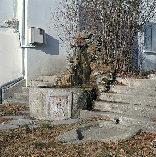 La fontaine actuelle. Au premier plan évier ou saloir réutilisé pour l'évacuation des eaux.
