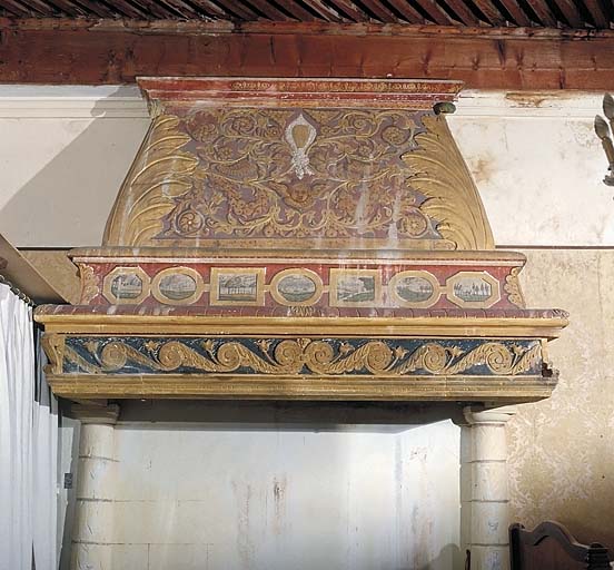 Château. La hotte de la cheminée en gypserie.
