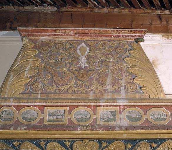 Château. La hotte de la cheminée en gypserie.