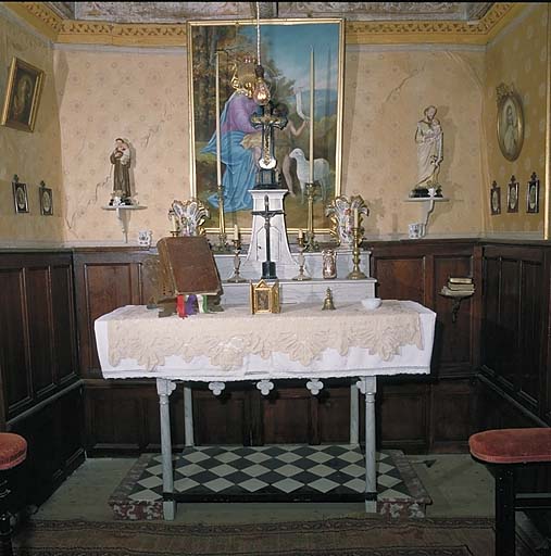 Château. Chapelle du premier étage, vue prise de la porte vers l'autel.