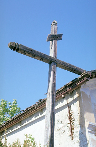 La croix monumentale, détail de la partie supérieure : inscription 1854 WFMAM.