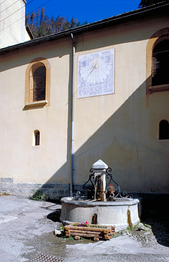 Cadran solaire et fontaine.