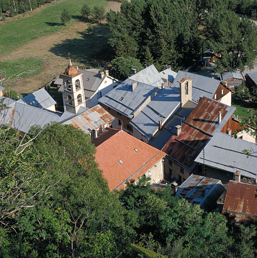 Vue plongeante prise du nord-ouest. Les clochers de l'église paroissiale et de la chapelle des Pénitents.