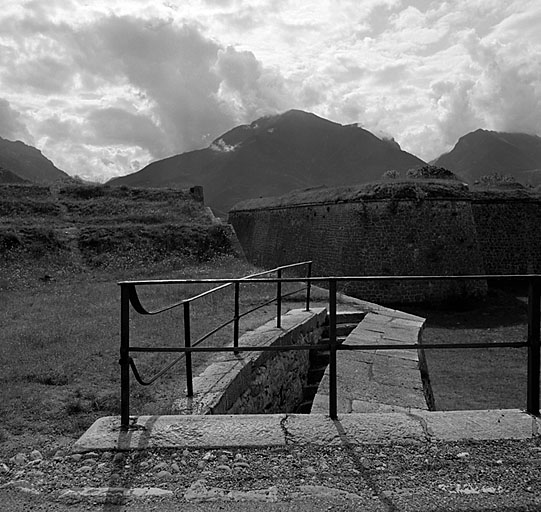 Corps de place. Le bastion 2 vu de la lunette 43. Au premier plan, escalier d'accès à la demi-lune et extrémité du pont de la porte de Briançon.