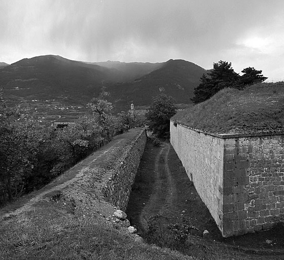 Contregarde 63, vue prise dans l'axe du fossé de la face droite. Au deuxième plan, à gauche, extrémité de la contregarde 44 et souche d'échauguette. Au centre, saillant du bastion 1.