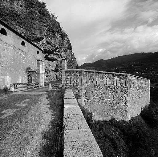 Corps de garde de la Roche (73). Vue extérieure de la porte et du réduit.