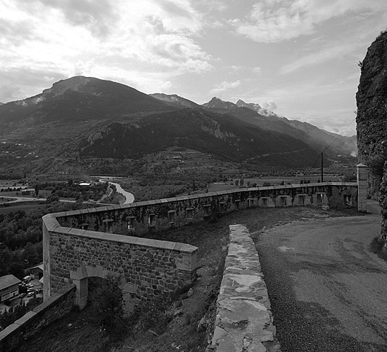 Corps de garde de la Roche (73). Réduit. Vue intérieure prise de l'arrière.