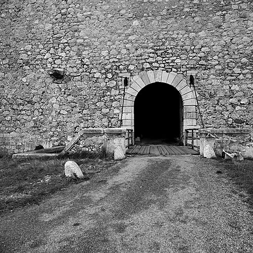 Porte d'Embrun. Vue d'ensemble prise de face.